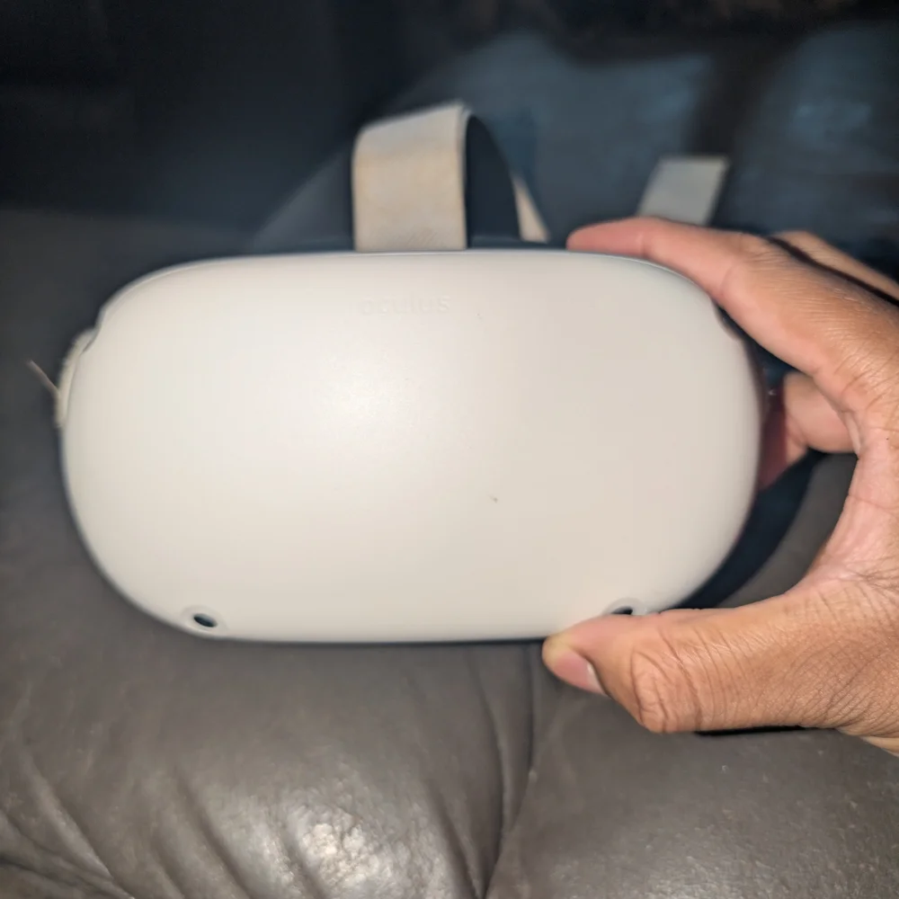 Used Oculus Quest 2 With A Broken Head Strap And Only The Right Controller